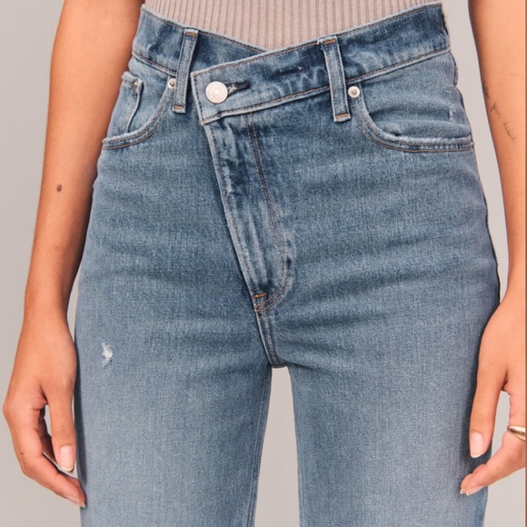 NEW!!! A&F Vintage Stretch Denim

Ultra High Rise 90s Straight Jean - Picture 5 of 7